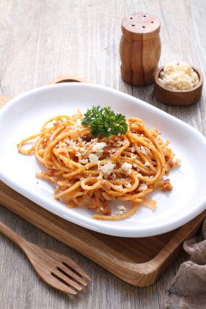 Téléchargez les photos : Spaghetti au poulet et sauce tomate - en image libre de droit