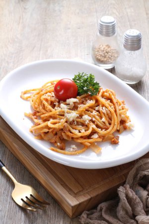 Foto de Espaguetis con salsa de tomate y queso parmesano - Imagen libre de derechos