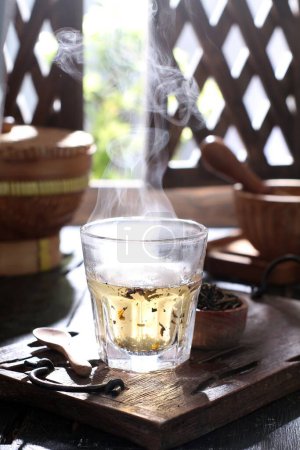 Téléchargez les photos : Gros plan de tasse de thé et théière avec fond en bois - en image libre de droit