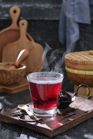 Téléchargez les photos : Tasse à thé et citron sur la table - en image libre de droit