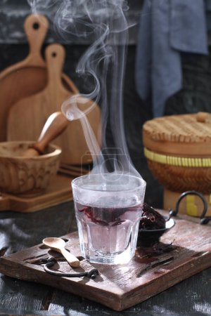 Foto de Té chino en una taza de vidrio y una tetera en una mesa de madera - Imagen libre de derechos