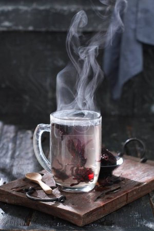 Téléchargez les photos : Thé chaud avec une tasse de café et une tasse de fumée noire sur un fond en bois - en image libre de droit
