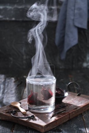 Foto de Té negro con una taza de café y un vaso de bebida caliente - Imagen libre de derechos