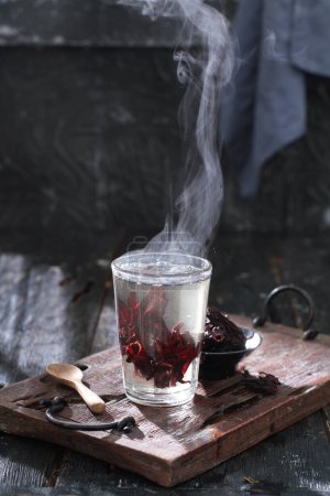 Foto de Té caliente con hielo y humo rojo - Imagen libre de derechos