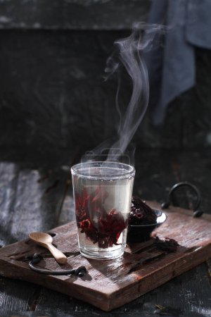 Téléchargez les photos : Boisson chaude avec thé rouge et fumée - en image libre de droit