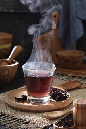 Téléchargez les photos : Thé turc avec une tasse de café et un verre de boisson chaude - en image libre de droit