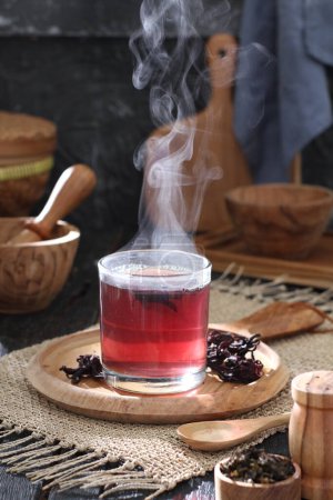 Téléchargez les photos : Thé chaud avec une tasse de café et une théière sur un fond en bois. - en image libre de droit