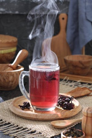 Téléchargez les photos : Tasse de thé avec café et épices sur fond en bois - en image libre de droit