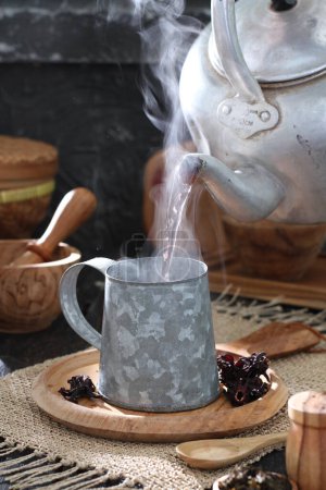 Téléchargez les photos : Tasse à café et thé sur table en bois - en image libre de droit