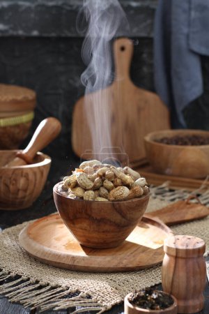 Foto de Granos de café turcos tradicionales en un tazón de barro sobre una mesa de madera. - Imagen libre de derechos