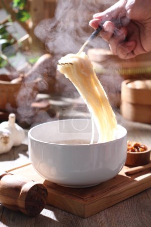 Téléchargez les photos : Faire des nouilles avec des baguettes dans la cuisine asiatique - en image libre de droit