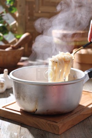 Téléchargez les photos : Un gros plan d'un bol de délicieuses pâtes maison - en image libre de droit