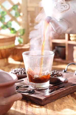 Téléchargez les photos : Tasse à café sur fond en bois - en image libre de droit