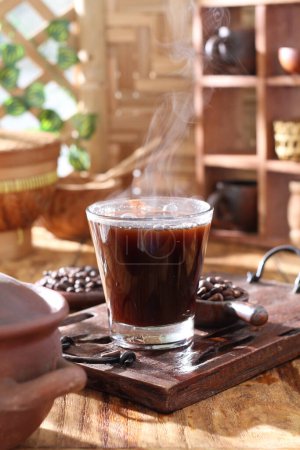 Téléchargez les photos : Café boisson chaude sur fond en bois - en image libre de droit