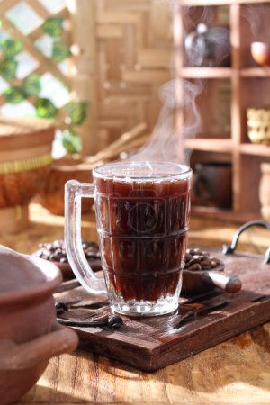 Foto de Té negro caliente con una taza de café caliente en una mesa de madera - Imagen libre de derechos