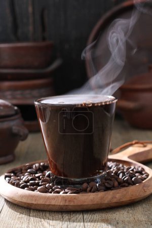 Foto de Café caliente sobre mesa de madera - Imagen libre de derechos