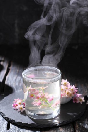 Téléchargez les photos : Thé avec une fleur dans l'ancien style - en image libre de droit