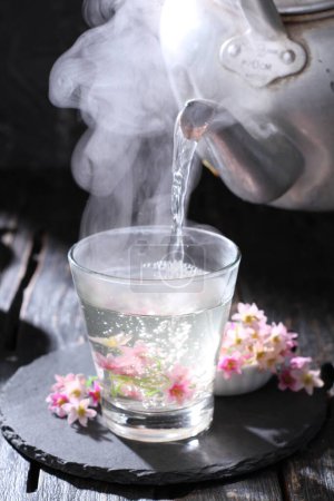 Téléchargez les photos : Cérémonie du thé avec fleurs et glace - en image libre de droit
