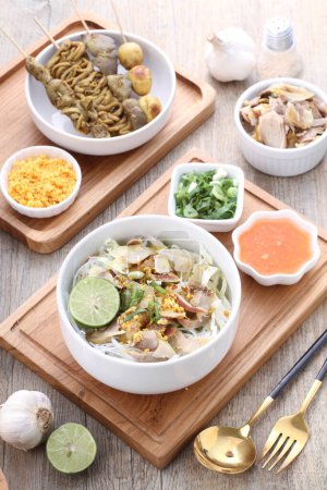 Téléchargez les photos : Soupe de nouilles au porc et aux légumes, nourriture thaïlandaise. - en image libre de droit