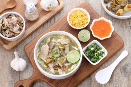Téléchargez les photos : Soupe thaï au poisson, poulet et légumes - en image libre de droit