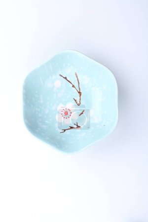 Téléchargez les photos : Bol en céramique bleue sur fond blanc - en image libre de droit
