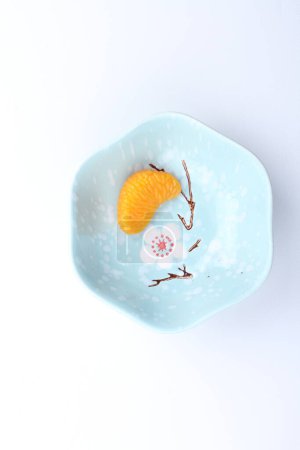 Téléchargez les photos : Oeufs de Pâques dans un bol sur un fond blanc - en image libre de droit