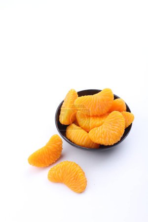 Téléchargez les photos : Abricots frais et sains sur fond blanc isolé - en image libre de droit