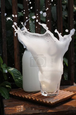 Téléchargez les photos : Goutte d'eau sur table en bois - en image libre de droit