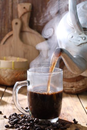 Téléchargez les photos : Grains de café noirs dans une vieille tasse - en image libre de droit
