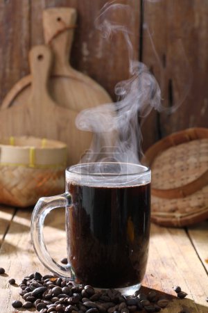 Foto de Granos de café en una mesa de madera. - Imagen libre de derechos