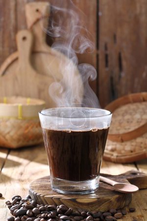 Foto de Taza de café y granos de café en la mesa de madera - Imagen libre de derechos