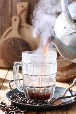 Téléchargez les photos : Tasse de café et haricots sur la table - en image libre de droit