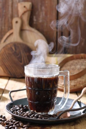 Foto de Té caliente en taza y taza en la mesa - Imagen libre de derechos
