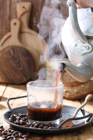 Foto de Taza de café con bebida caliente en la mesa de madera - Imagen libre de derechos