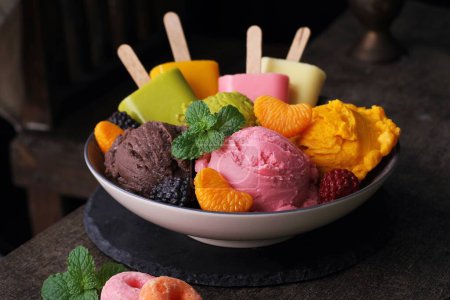 Téléchargez les photos : Crème glacée aux fruits frais - en image libre de droit