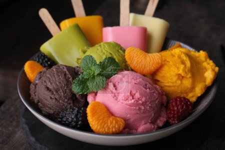 Foto de Diferentes tipos de helados con frutas - Imagen libre de derechos