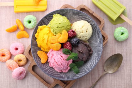 Foto de Diferentes dulces y frutas de colores - Imagen libre de derechos