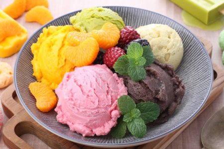 Téléchargez les photos : Crème glacée aux fruits - en image libre de droit