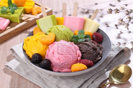 Téléchargez les photos : Crème glacée aux fruits et baies - en image libre de droit