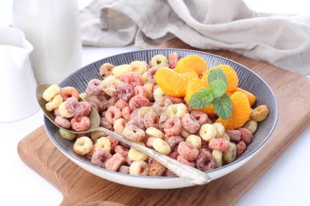 Foto de Frutas frescas, albaricoques secos, albaricoques y albaricoques sobre una mesa blanca. dieta saludable. - Imagen libre de derechos