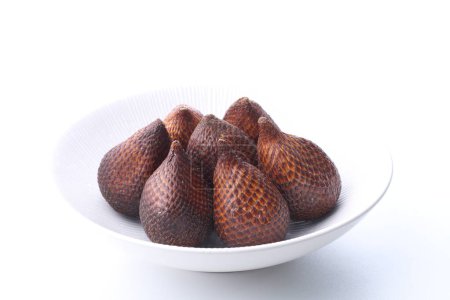 Téléchargez les photos : Fruits salés ou communément appelés fruits de peau de serpent avec un goût aigre-doux sur un fond blanc - en image libre de droit