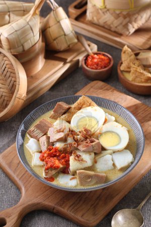 Foto de Comida indonesia, comida indonesia, sopa picante, pollo, arroz, sopa y sopa - Imagen libre de derechos