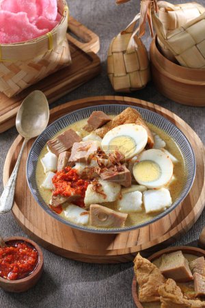 Foto de Comida indonesia, arroz y pollo, arroz frito con verduras. - Imagen libre de derechos