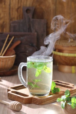 Téléchargez les photos : Thé chaud avec du citron et des feuilles de menthe - en image libre de droit