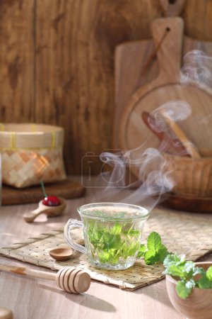 Téléchargez les photos : Tasse de thé avec des feuilles de citron et de menthe. thé chaud. - en image libre de droit