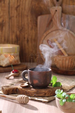 Foto de Taza de té caliente en la mesa de madera con fondo borroso, primer plano. espacio para texto - Imagen libre de derechos