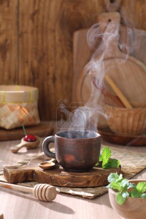 Téléchargez les photos : Thé chaud dans une tasse avec une cuillère - en image libre de droit