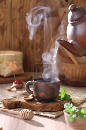 Téléchargez les photos : Une tasse de thé chaud - en image libre de droit