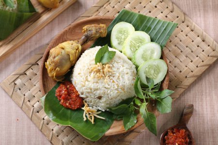 Foto de Comida indonesia es una deliciosa comida indonesia que se hace de arroz y verduras - Imagen libre de derechos