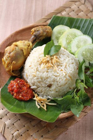 Téléchargez les photos : Riz au poulet frit, cuisine indonésienne - en image libre de droit